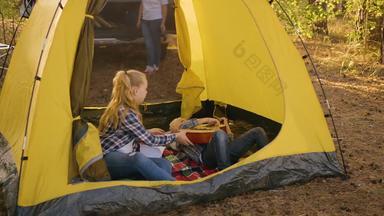 女孩少年采取吉他男孩少年内部野营帐篷少年女孩玩音乐吉他旅游帐篷营地旅游女孩吉他森林徒步旅行
